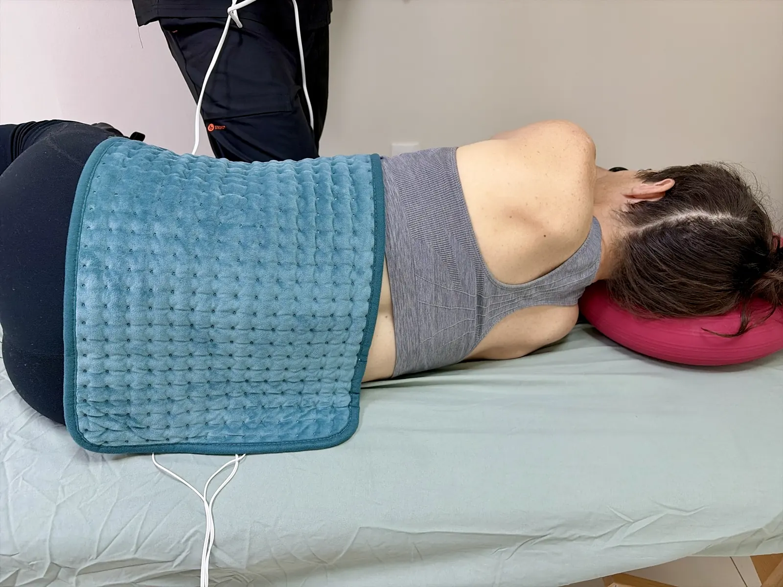 Compresa de calor sobre la zona lumbar de una paciente